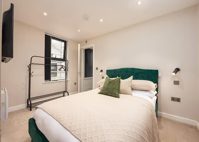 Apartment Heart Of Gem 2 Bedroom & Parking! *