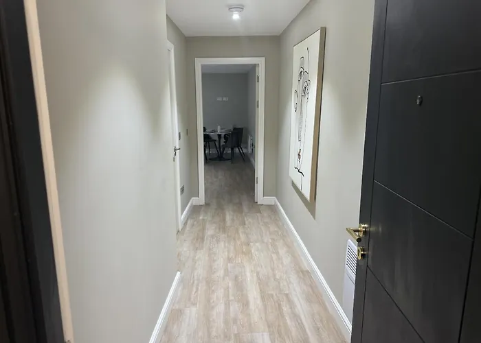 Apartment Heart Of Gem 2 Bedroom & Parking!